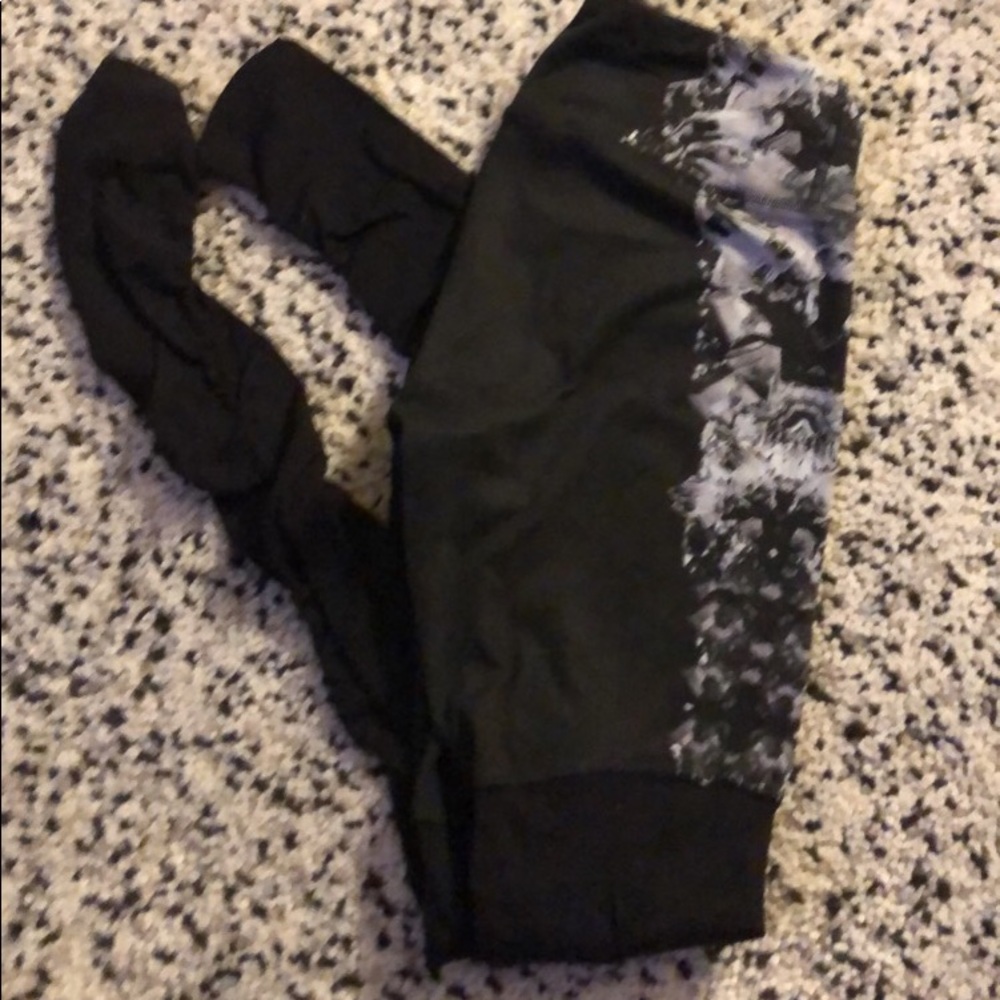 Alo Goddess Black and white leggings
